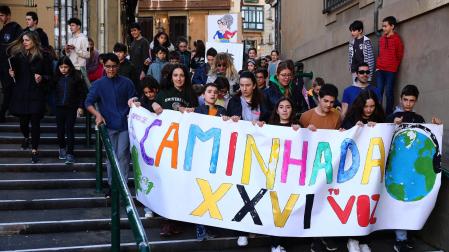Alumnos del colegio Calasanz-Escolapios llegando a la plaza de los Burgos