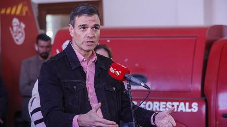 El presidente del Gobierno, Pedro Sánchez, interviene durante su visita a las zonas afectadas por el incendio que se inició en Villanueva de Viver (Castellón)