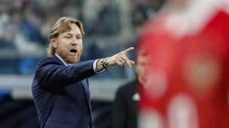 Valeri Karpin da instrucciones desde la banda en el amistoso entre Rusia e Irak