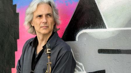 El saxofonista valenciano Perico Sambeat tocará hoy en Pamplona, invitado por el Conservatorio Superior de Música de Navarra.