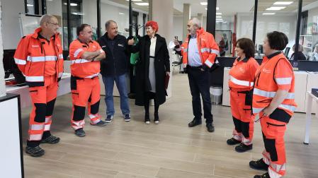 La consejera Santos Induráin saluda a miembros del equipo de la Subdirección de Urgencias de Navarra