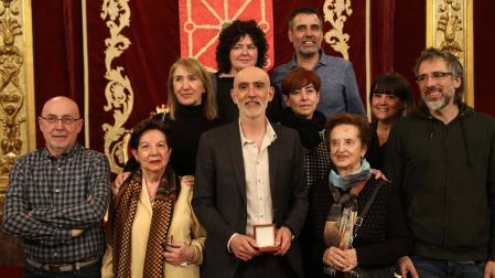 Virgilio Sanzol (primo), Marisa Sanz (madre), Alfredo Sanzol (premiado), Esther Elizalde (tía) y Juanba Sener (amigo). Detrás: Carmen Sanzol (prima), Salomé Azcona (prima) yTere Eslava. Arriba: Amaya Pinillos (amiga) y Raúl Vicente (amigo).