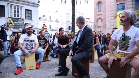 Los rReyes Felipe VI y Letizia, en la cajoneada celebrada en la Plaza Fragela de Cádiz