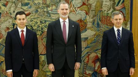 El rey Felipe posa junto a los nuevos ministros de Sanidad, Consumo y Bienestar, José Manuel Miñones (d), y de Industria, Comercio y Turismo, Héctor Gómez (i), tras el acto de jura o promesa de sus nuevos cargos