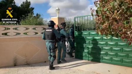 Entrada de la Guardia Civil en un chalé de la partida de El Moralet de Alicante dentro de una operación antidroga