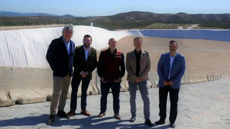 De izquierda a derecha: el gerente del Consorcio de Residuos de Navarra, Fernando Mendoza; el director general de Administración Local y Despoblación, Jesús Mª Rodríguez; el presidente de la Mancomunidad de Montejurra, Emilio Cigudosa; el director general de Medio Ambiente, Pablo Muñoz; y el gerente de la Mancomunidad de Montejurra, Nicolás Ulibarri