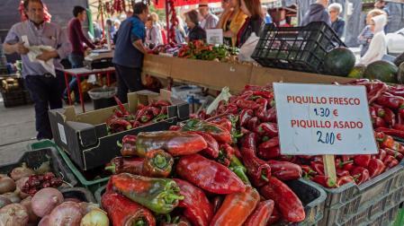 Uno de los puestos del mercado de pimiento el año pasado, el último en la campa de la Fundación Mena