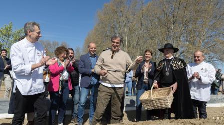 PRIMER ESPÁRRAGO El chef Carles Abellán muestra el espárrago que recogió ayer en la finca de Alfredo Rubal, de Villafranca. A su lado, de izda. a dcha.: Javier Díaz (Restaurante Alhambra), Mª Carmen Segura (alcaldesa de Villafranca), Unai Hualde (presidente Parlamento foral), Marcelino Etayo (IGP Espárrago de Navarra), María Chivite (presidenta Gobierno de Navarra), Enrique Sánchez (Cofradía Espárrago de Navarra) y Nicolás Ramírez (Restaurante Tubal)