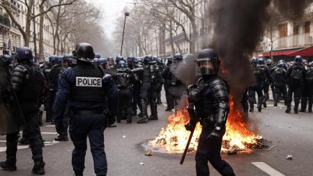 Agentes policiales, durante los disturbios en París