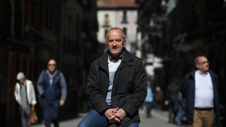 Juan Echenique Huerta posa en la calle Chapitela de Pamplona