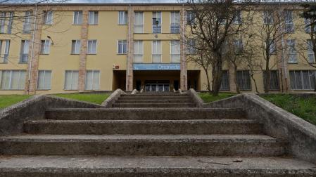 Escaleras de acceso al albergue Oncineda que en unos meses comenzará a reformarse para albergar la residencia