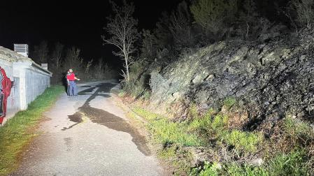 Agentes de la Policía Foral junto a la zona calcinada por el fuego.
