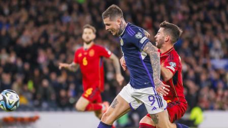 28/03/2023 ONLY FOR USE IN SPAIN Lyndon Dykes of Scotland and David Garcia of Spain during the UEFA Euro 2024, European Qualifiers, Group A football match between Scotland and Spain on March 28, 2023 at Hampden Park in Glasgow, Scotland - Photo Colin Poultney / ProSportsImages / DPPI