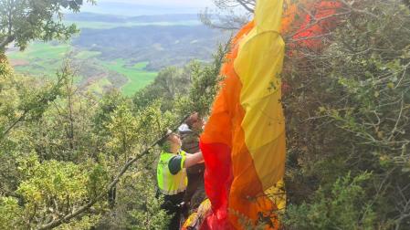 El piloto del parapente se encontraba en buen estado entre la maraña de ramos y las cuerdas del parapente