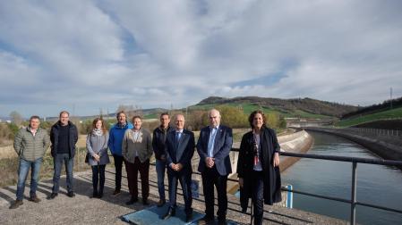 Los consejeros y consejera del Gobierno de Navarra acompañados de representantes municipales de Monreal y Valle de Elorz y de la comunidad de regantes de la zona, además de técnicos del proyecto