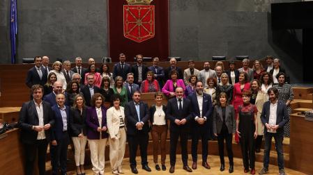 Foto de familia de los parlamentarios en el último pleno de legislatura