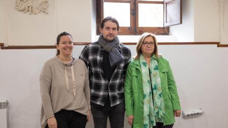 De izda. a dcha.: la edil de Turismo, Irune García; el actor Eduardo López Esparza; y la responsable de La Pasión, Merche Pérez Lizar