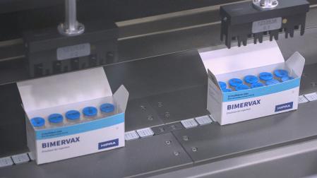La compañía farmacéutica Hipra (Girona) ha creado Bimervax una vacuna española "de nueva generación" ha recibido el visto bueno europeo para su comercialización