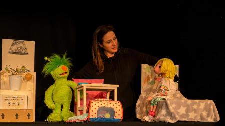 Teatro de títeres hoy en Mendillorri con 'Nahia y Neo. Una visita inesperada/Nahia eta Neo. Ezusteko visita’.