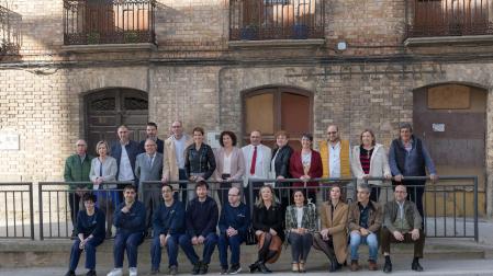 Autoridades, invitados y responsables y usuarios de ADISCO, ayer ante la fachada del edificio que acogerá los futuros pisos tutelados