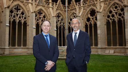 José Ángel Andrés (izda), presidente de Fundación Caja Navarra, y Rafael Chueca, director corporativo de Fundación ‘la Caixa’, ayer en el claustro gótico de la catedral de Pamplona