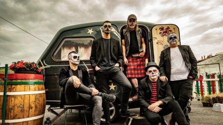 Los miembros de La Topadoras, caracterizados