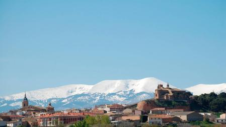 Vista general de Cascante con el Moncayo de fondo.