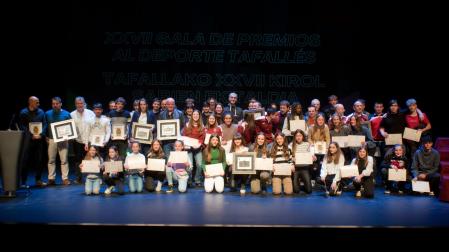 Foto de familia de los premiados, finalistas y representantes institucionales una vez concluida la gala de ayer en Tafalla