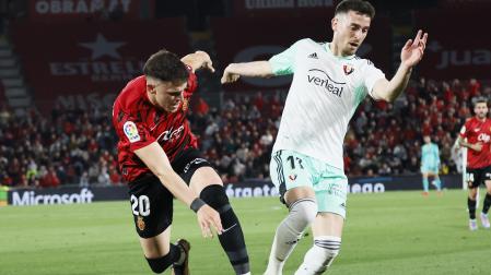 Kike Barja, que este sábado cumple añlos, pelea por el balón con Giovanni Gonzálezñ.