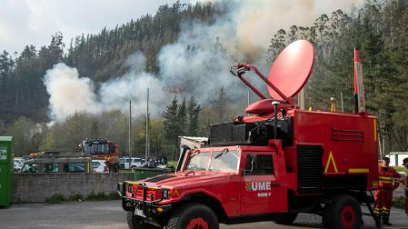 Imagen de un coche de la UME próximo a uno de los 95 incendios declarados estos días en Asturias