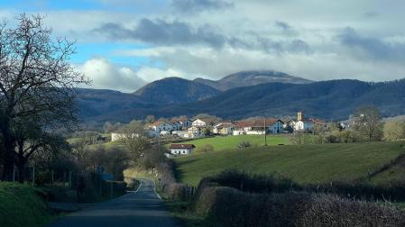 EL MUNDO EN UN PUEBLO DE CATORCE CASAS.  Judith Torrea Oiz (Ilarregi, Ultzama, 1972) conoció el mundo leyendo el periódico a su abuelo ciego cuando era una niña de 6 años. Hasta entonces lo había hecho durante horas su abuela Mercedes Sanz, que leía Diario de Navarra a su marido. Mercedes era hermana de madre de Laurentino Basabe, ambos de Murieta (Tierra Estella), el compañero de habitación de José Oiz Echeverría. Ambos, jóvenes soldados heridos en el frente en la Guerra Civil, perdieron los ojos por la metralla y se enamoraron, respectivamente, de las hermanas del otro. “El pare de mi tío abuelo Laurentino murió por la gripe de 1918 y su madre se volvió a casar. Por eso, la abuela Mercedes tenía otro apellido”, ofrece Judith esta explicación. La periodista, galardonada por el Gobierno foral  con una medalla de Carlos III por su trabajo en Ciudad Juárez (México), recuerda que ella descubrió su vocación en aquel valle tan verde, que su abuelo nunca volvió a ver, y en un pueblo de catorce casas