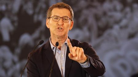 El presidente del Partido Popular (PP), Alberto Núñez Feijóo, interviene durante el acto de entrega de carnés a nuevos afiliados en Zaragoza