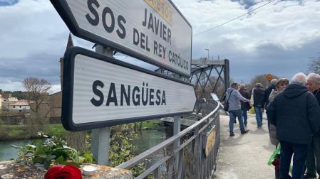 Placa en recuerdo de José María Álvarez García, junto al puente de Sangüesa