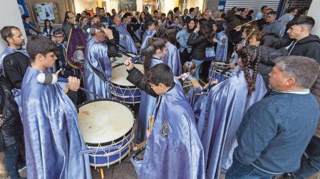 TOCANDO EN LOS PORCHES. Bandas de Tudela, tras no poder actuar, tocaron en los porches de la plaza refugiándose de la lluvia