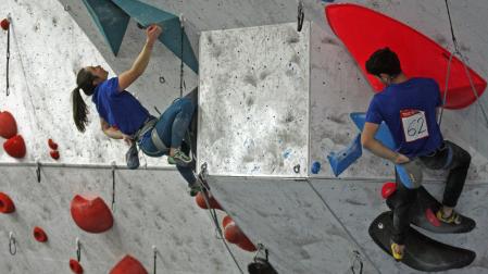 Itziar Ibarra y Jon López, a una altura similar durante las finales absolutas del campeonato de este sábado