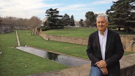 Un sonriente Jesús Bariáin, sentado frente a los jardines de la Taconera