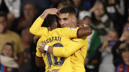 Los jugadores del FC Barcelona, Ferrán Torres (d) y Ansu Fati, celebran el cuarto gol del equipo barcelonista