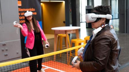 Una mujer con unas gafas de realidad virtual durante el Metaverso Pro Day, el evento tecnológico que está dedicado al metaverso, web3, realidad virtual y realidad aumentada