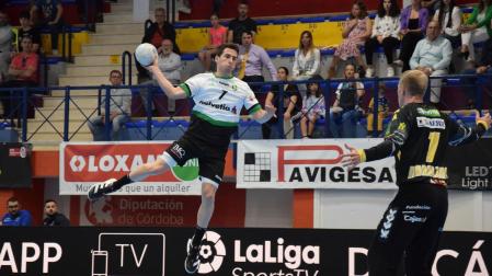 Martín Ganuza salta para lanzar frente a Nordlander, exportero de Anaitasuna