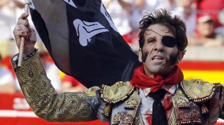 Juan José Padilla ondea la bandera pirata en una de sus numerosas tardes sanfermineras