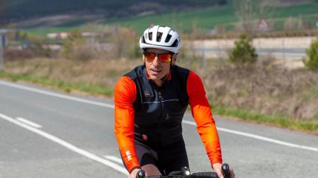 El segundo entrenador de Osasuna, Bittor Alkiza, suele ser un habitual con la bicicleta en la carretera que va a Monreal, la NA-2420