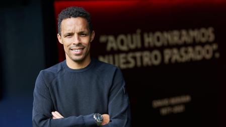 Valdo, en el túnel de vestuarios de El Sadar delante de la frase que acuñó David Beriáin