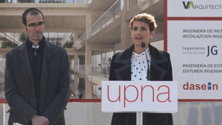 La Presidenta de Navarra, María Chivite, y el vicerrector de Economía, Planificación y Estrategia de la UPNA, Martín Larraza, durante el acto.