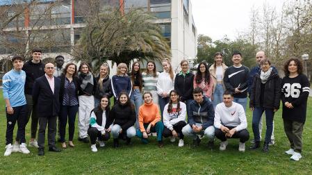 Estudiantes y profesorado, antes de comenzar las pruebas de la XIV Olimpiada de Geografía