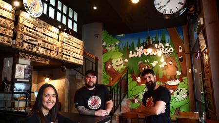 Zuly Prospert, Jorge Martínez y David Salinas, en la cervecería hamburguesería Growlería, en la calle Aoiz 20