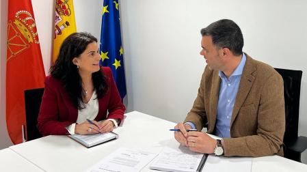 Maribel García Malo (izda.) y Javier García en un encuentro anterior en la sede del PP en Navarra