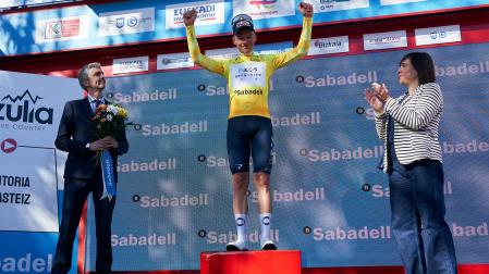 El británico del Ineos Ethan Hayter celebra el mallot amarillo tras ganar  la primera etapa de la Itzulia Basque Country 2023.