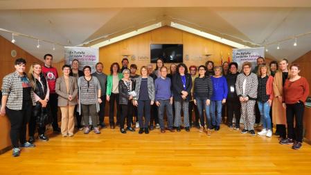 Representantes de todos los colectivos y entidades que este lunes suscribieron el Pacto por los Cuidados de Tafalla