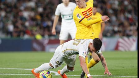 Carmona pugna con Gavi por el esférico durante el Elche-Barcelona de la Jornada 27.