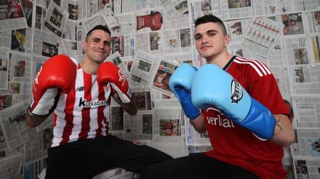 A la izquierda Mikel Fernández, a la derecha su hermano Ion. Ambos posan con guantes y la camiseta de su equipo